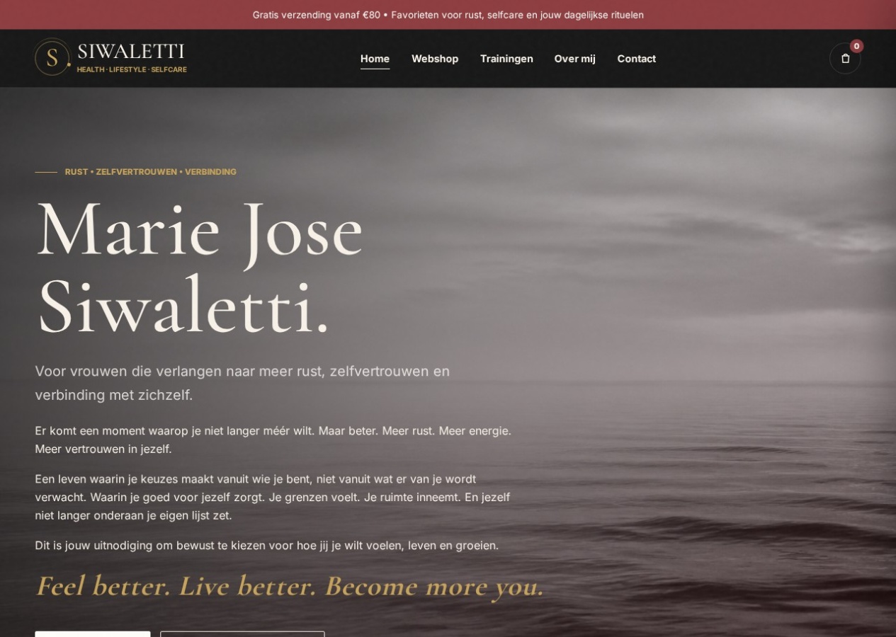 Screenshot van de homepage van Marie Jose Siwaletti met een rustig zwart-wit zeezicht en luxe wijnrode vormgeving